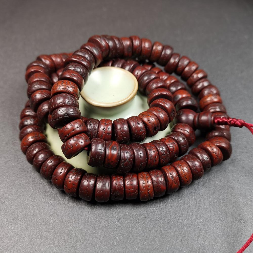 This bodhi seed mala was collected from Derge county,about 30 years old,hold and blessed by a lama. It is composed of 108 bodhi seed beads, bevel cut shape,brown color,approximately 13mm / 0.5 inch ,perimeter is about 70cm,27.5 inches.