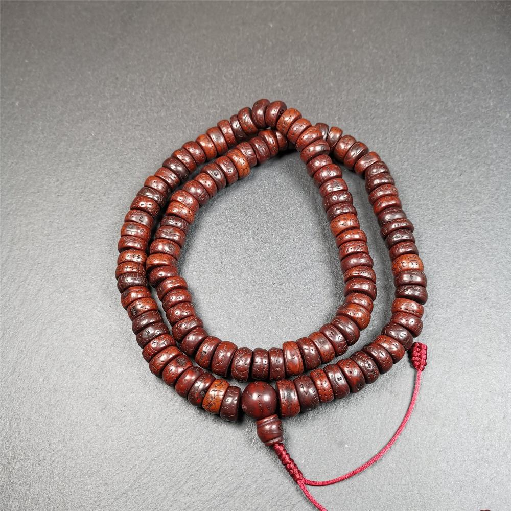 This bodhi seed mala was collected from Derge county,about 30 years old,hold and blessed by a lama. It is composed of 108 bodhi seed beads, bevel cut shape,brown color,approximately 13mm / 0.5 inch ,perimeter is about 70cm,27.5 inches.