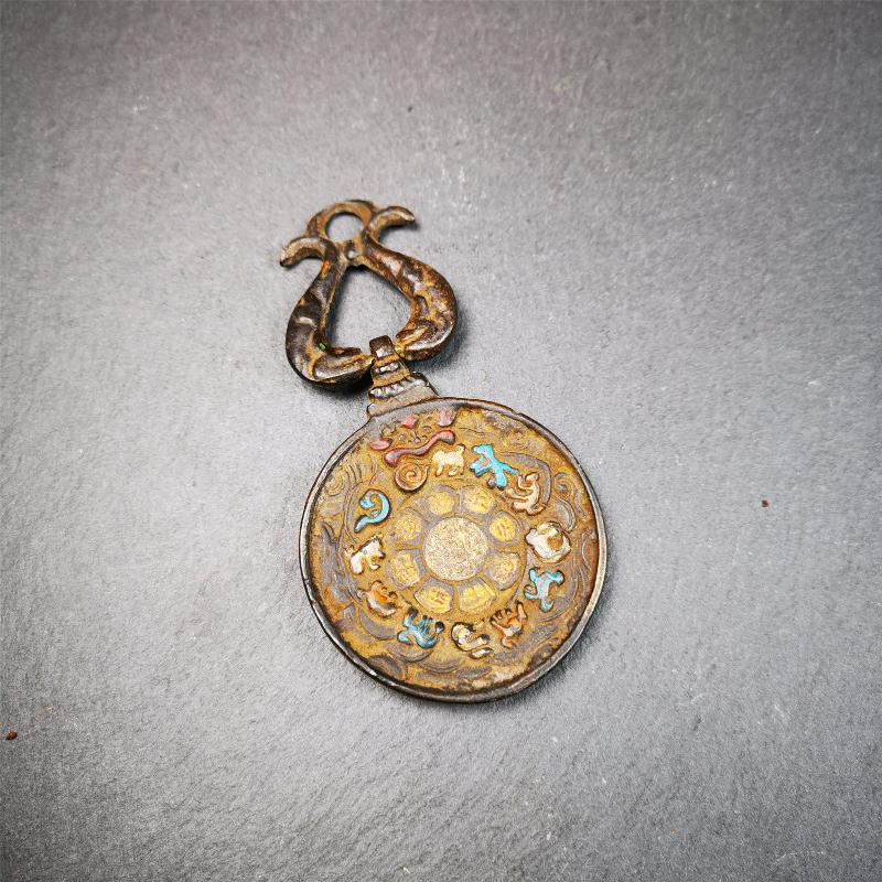 This unique Guru Rinpoche Melong Amulet was collected from Goinqen Monastery,about 40 years old,consecrated and blessed by lama. It is made of thokcha,the top is a double fish hanging ring,the front pattern is Tibetan Budhist calendar symbol - SIPAHO(srid pa ho),and the back is Guru Rinpoche. You can make it into pendant or keychain, or just put it on your desk,as an ornament.
