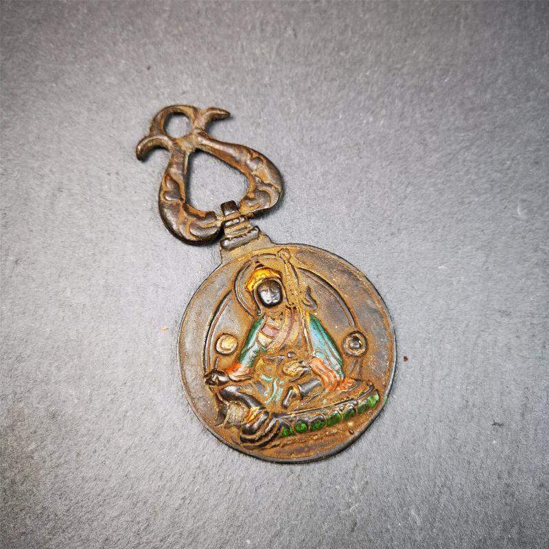 This unique Guru Rinpoche Melong Amulet was collected from Goinqen Monastery,about 40 years old,consecrated and blessed by lama. It is made of thokcha,the top is a double fish hanging ring,the front pattern is Tibetan Budhist calendar symbol - SIPAHO(srid pa ho),and the back is Guru Rinpoche. You can make it into pendant or keychain, or just put it on your desk,as an ornament.