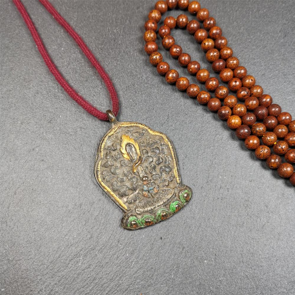 This Fire Sword amulet was collceted from gerze monastery, Tibet,about 30 years old. It's made of copper, a sword hangs on a lotus seat, surrounded by flames,painted mineral pigments. You can carry it as a necklace,or pendant,or put into your shrine.