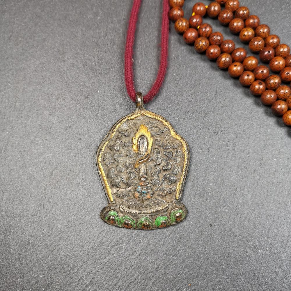 This Fire Sword amulet was collceted from gerze monastery, Tibet,about 30 years old. It's made of copper, a sword hangs on a lotus seat, surrounded by flames,painted mineral pigments. You can carry it as a necklace,or pendant,or put into your shrine.