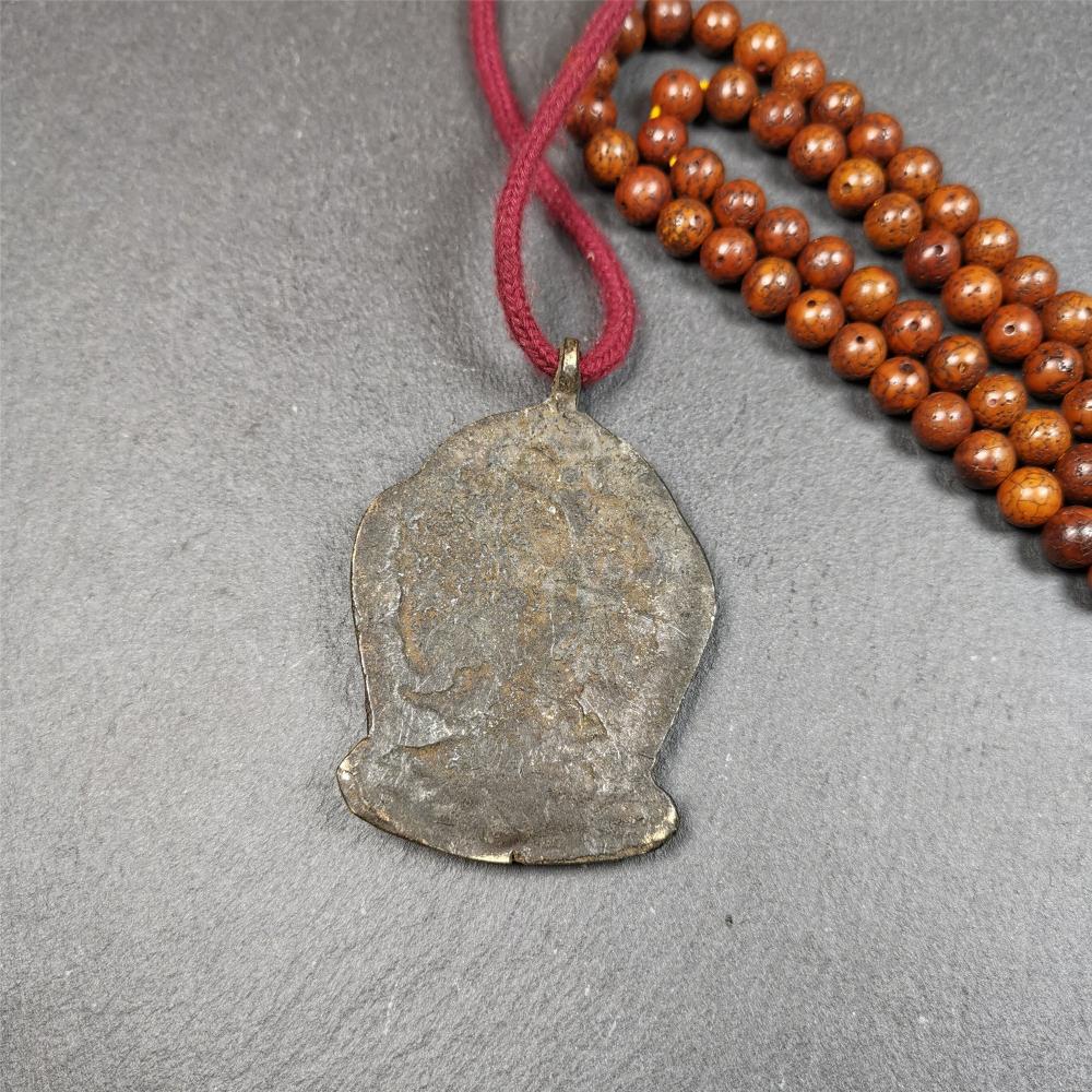 This Fire Sword amulet was collceted from gerze monastery, Tibet,about 30 years old. It's made of copper, a sword hangs on a lotus seat, surrounded by flames,painted mineral pigments. You can carry it as a necklace,or pendant,or put into your shrine.