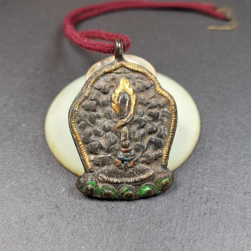 This Fire Sword amulet was collceted from gerze monastery, Tibet,about 30 years old. It's made of copper, a sword hangs on a lotus seat, surrounded by flames,painted mineral pigments. You can carry it as a necklace,or pendant,or put into your shrine.