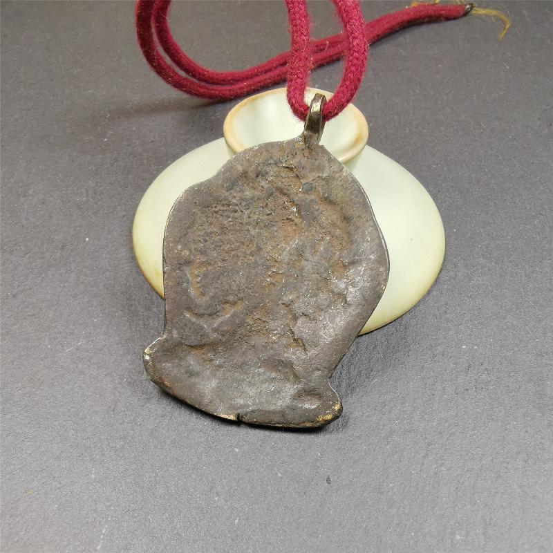 This Fire Sword amulet was collceted from gerze monastery, Tibet,about 30 years old. It's made of copper, a sword hangs on a lotus seat, surrounded by flames,painted mineral pigments.  You can carry it as a necklace,or pendant,or put into your shrine.