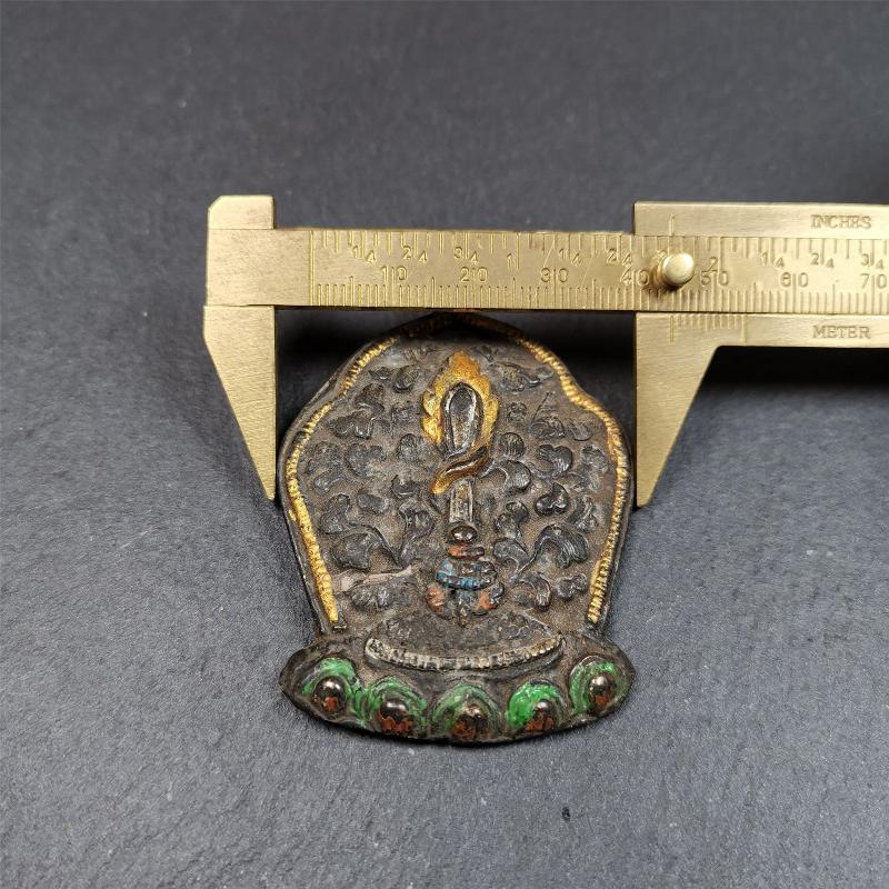This Fire Sword amulet was collceted from gerze monastery, Tibet,about 30 years old. It's made of copper, a sword hangs on a lotus seat, surrounded by flames,painted mineral pigments. You can carry it as a necklace,or pendant,or put into your shrine.