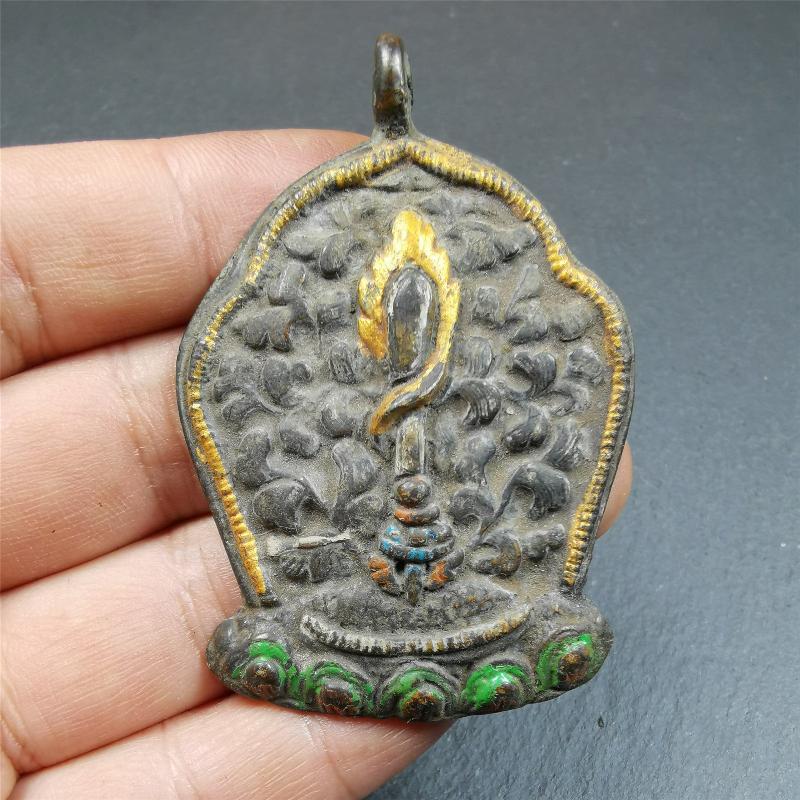 This Fire Sword amulet was collceted from gerze monastery, Tibet,about 30 years old. It's made of copper, a sword hangs on a lotus seat, surrounded by flames,painted mineral pigments. You can carry it as a necklace,or pendant,or put into your shrine.