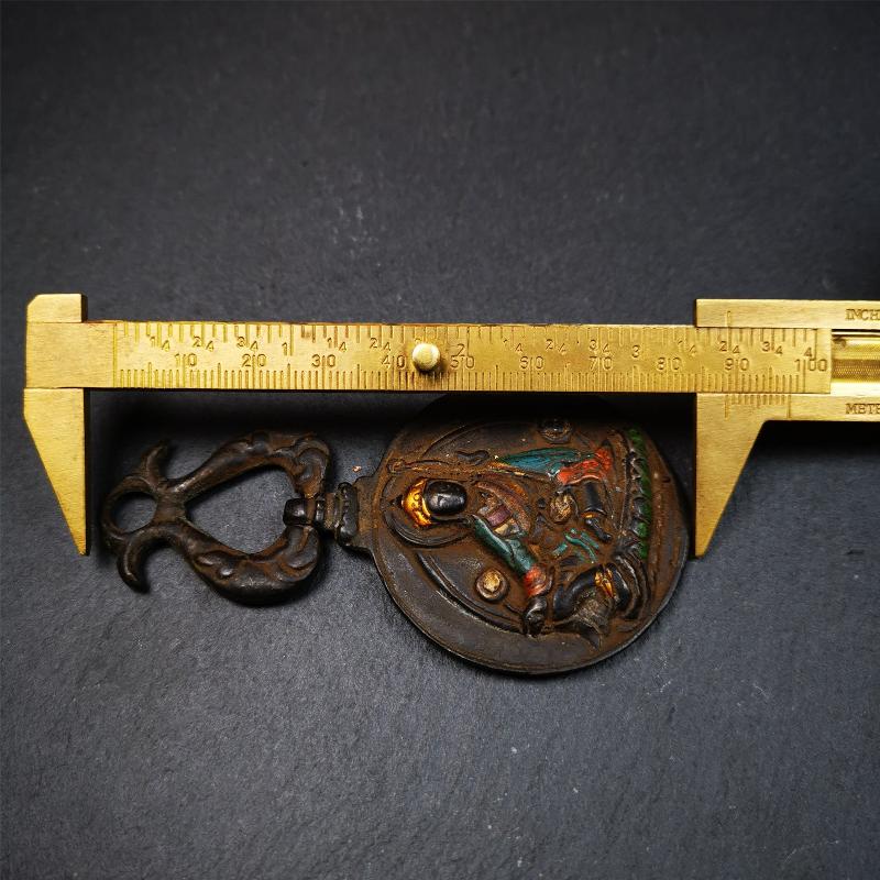 This unique Guru Rinpoche Melong Amulet was collected from Goinqen Monastery,about 40 years old,consecrated and blessed by lama. It is made of thokcha,the top is a double fish hanging ring,the front pattern is Tibetan Budhist calendar symbol - SIPAHO(srid pa ho),and the back is Guru Rinpoche. You can make it into pendant or keychain, or just put it on your desk,as an ornament.