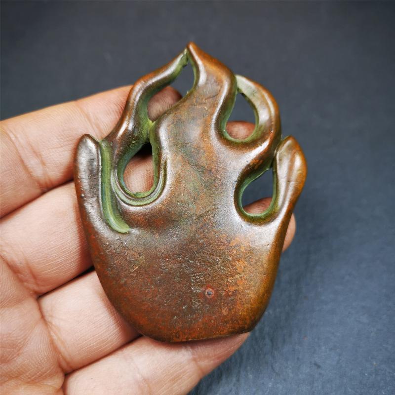 This shakyamuni statue was handmade from Baiyu Tibet. It is made of copper,the flame surrounds shakyamuni,the height is 2.9 inches,width is 1.85 inches.