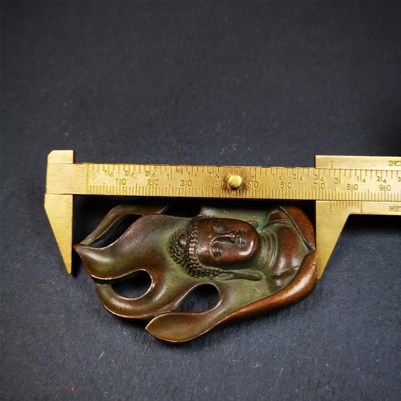 This shakyamuni statue was handmade from Baiyu Tibet. It is made of copper,the flame surrounds shakyamuni,the height is 2.9 inches,width is 1.85 inches.