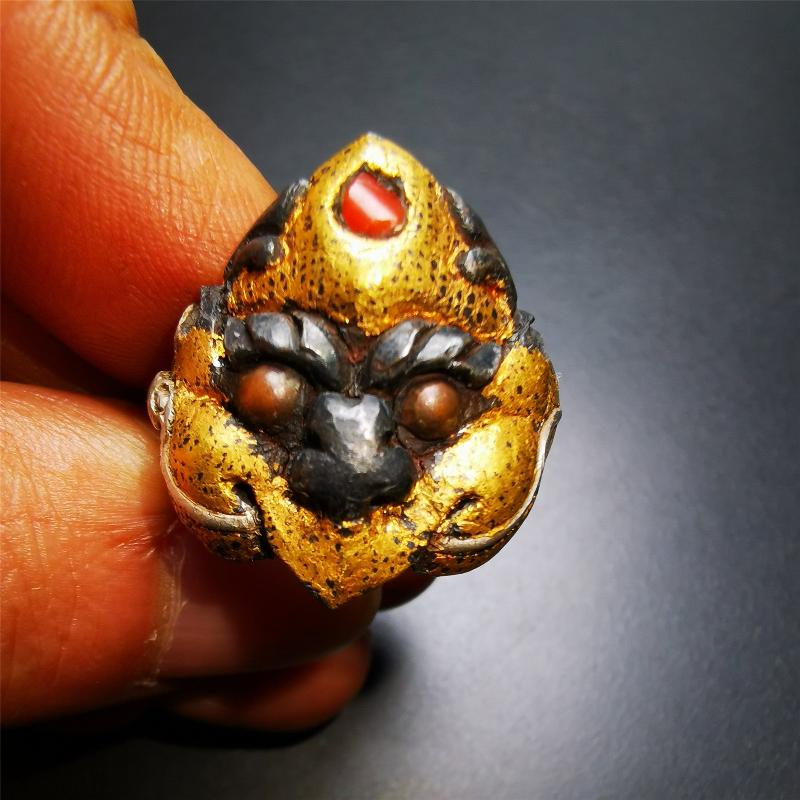 This garuda ring is made by Tibetan craftsmen for 30 years old,and come from Hepo Town, Baiyu County, the birthplace of the famous Tibetan handicrafts. It is crafted from a variety of materials including solid gold, sterling silver, cold iron, brass and agate,using traditional Tibetan craftsmanship to carry out multiple carvings and gold filled craftsmanship, inlaid with gold, silver, copper on the base of cold iron, together to create a classic image in Buddhism-Garuda-golden winged bird.