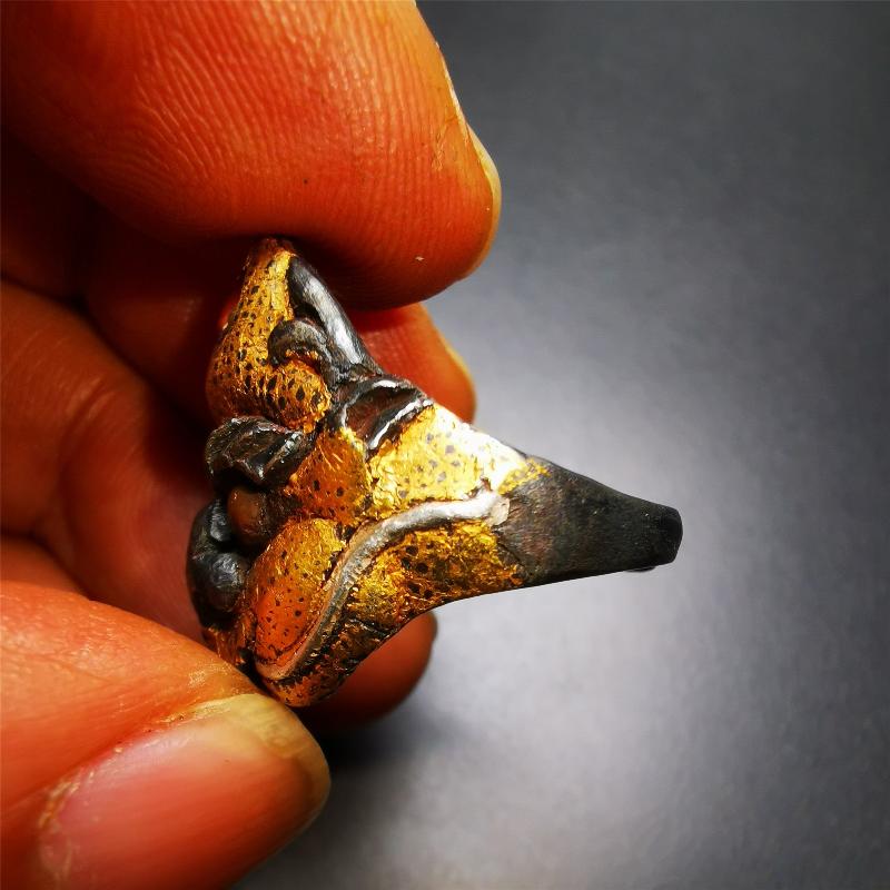 This garuda ring is made by Tibetan craftsmen for 30 years old,and come from Hepo Town, Baiyu County, the birthplace of the famous Tibetan handicrafts. It is crafted from a variety of materials including solid gold, sterling silver, cold iron, brass and agate,using traditional Tibetan craftsmanship to carry out multiple carvings and gold filled craftsmanship, inlaid with gold, silver, copper on the base of cold iron, together to create a classic image in Buddhism-Garuda-golden winged bird.