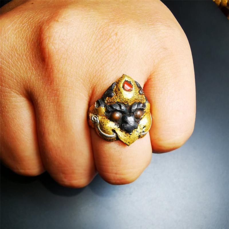 This garuda ring is made by Tibetan craftsmen for 30 years old,and come from Hepo Town, Baiyu County, the birthplace of the famous Tibetan handicrafts. It is crafted from a variety of materials including solid gold, sterling silver, cold iron, brass and agate,using traditional Tibetan craftsmanship to carry out multiple carvings and gold filled craftsmanship, inlaid with gold, silver, copper on the base of cold iron, together to create a classic image in Buddhism-Garuda-golden winged bird.