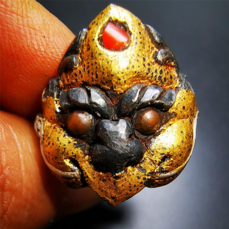 This garuda ring is made by Tibetan craftsmen for 30 years old,and come from Hepo Town, Baiyu County, the birthplace of the famous Tibetan handicrafts. It is crafted from a variety of materials including solid gold, sterling silver, cold iron, brass and agate,using traditional Tibetan craftsmanship to carry out multiple carvings and gold filled craftsmanship, inlaid with gold, silver, copper on the base of cold iron, together to create a classic image in Buddhism-Garuda-golden winged bird.