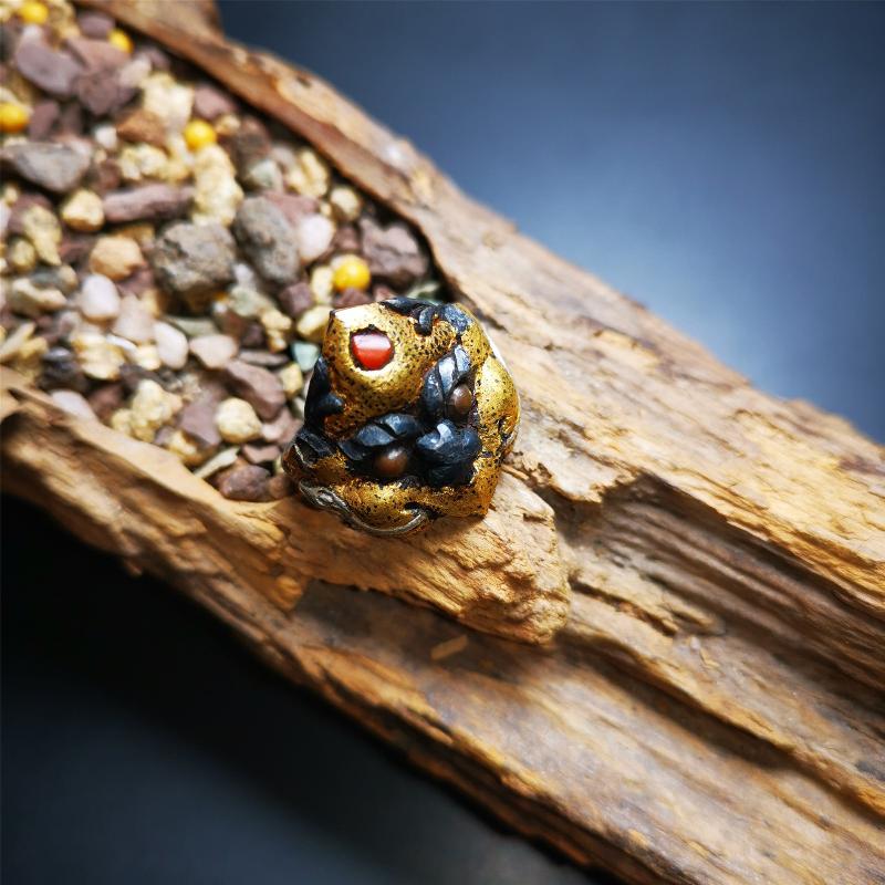 This garuda ring is made by Tibetan craftsmen for 30 years old,and come from Hepo Town, Baiyu County, the birthplace of the famous Tibetan handicrafts. It is crafted from a variety of materials including solid gold, sterling silver, cold iron, brass and agate,using traditional Tibetan craftsmanship to carry out multiple carvings and gold filled craftsmanship, inlaid with gold, silver, copper on the base of cold iron, together to create a classic image in Buddhism-Garuda-golden winged bird.