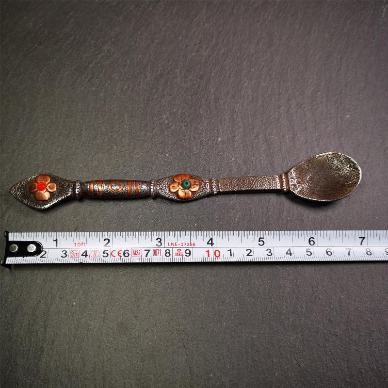 This offering spoon is handmade by Tibetan craftsmen from Hepo Town, Baiyu County,the birthplace of the famous Tibetan handicrafts. It is entirely hand-carved with cold iron and copper,lenght about 7.1 inches. You can see teh intricate engraved detail along the handle, neck and bowl,very beautiful. Religious dharma tool used in Buddhist shrine.