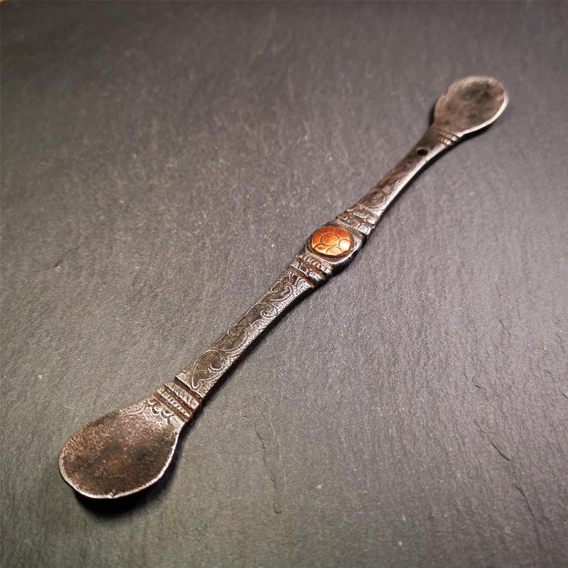 This offering spoon is handmade by Tibetan craftsmen from Hepo Town, Baiyu County,the birthplace of the famous Tibetan handicrafts. It is entirely hand-carved with cold iron and copper,lenght about 7.5 inches. You can see teh intricate engraved detail along the handle, neck and bowl,very beautiful. Religious dharma tool used in Buddhist shrine.