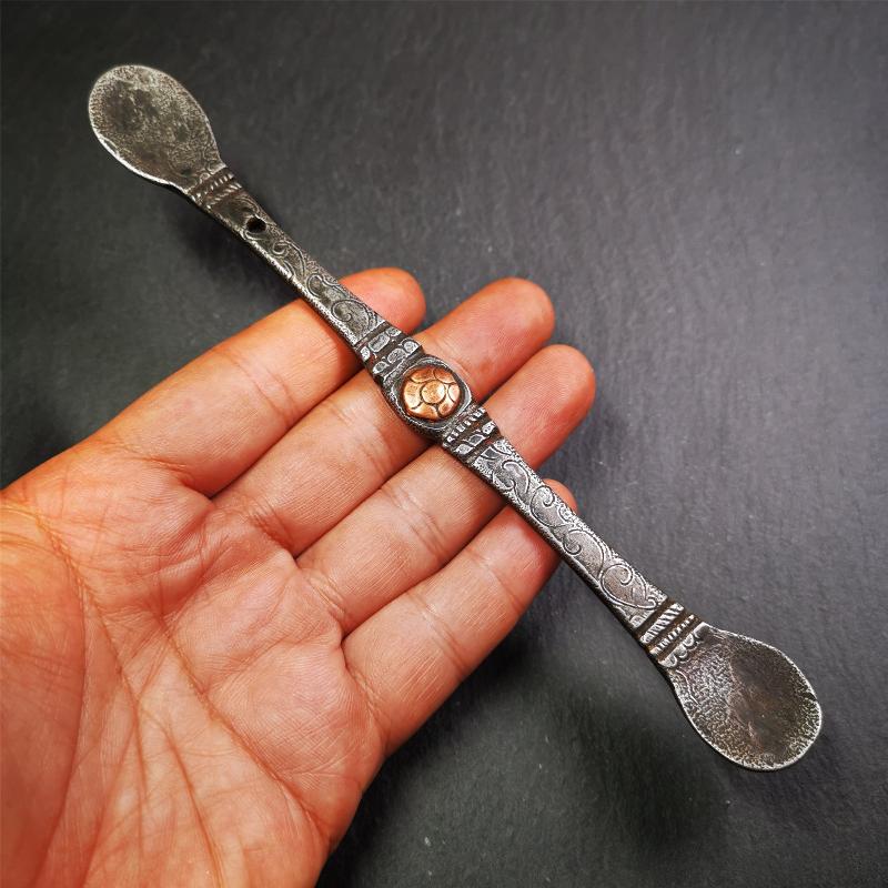 This offering spoon is handmade by Tibetan craftsmen from Hepo Town, Baiyu County,the birthplace of the famous Tibetan handicrafts. It is entirely hand-carved with cold iron and copper,lenght about 7.5 inches. You can see teh intricate engraved detail along the handle, neck and bowl,very beautiful. Religious dharma tool used in Buddhist shrine.