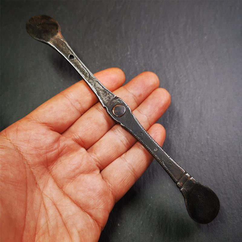 This offering spoon is handmade by Tibetan craftsmen from Hepo Town, Baiyu County,the birthplace of the famous Tibetan handicrafts. It is entirely hand-carved with cold iron and copper,lenght about 7.5 inches. You can see teh intricate engraved detail along the handle, neck and bowl,very beautiful. Religious dharma tool used in Buddhist shrine.