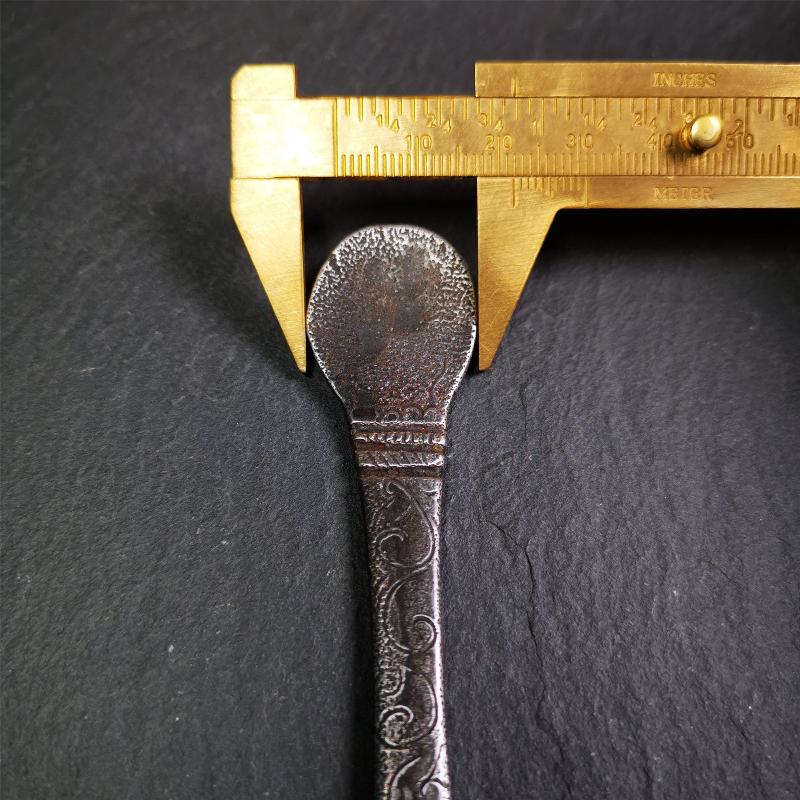 This offering spoon is handmade by Tibetan craftsmen from Hepo Town, Baiyu County,the birthplace of the famous Tibetan handicrafts. It is entirely hand-carved with cold iron and copper,lenght about 7.5 inches. You can see teh intricate engraved detail along the handle, neck and bowl,very beautiful. Religious dharma tool used in Buddhist shrine.