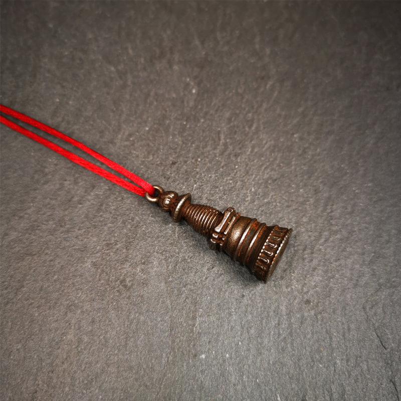 This beautiful stupa pendant is hand carved by Tibetan craftsmen from Tibet in 2000's. From Hepo Town, Baiyu County, the birthplace of the famous Tibetan handicrafts. It was made of cold iron,black color,1.38 inches height, a cross vajra seal at the bottom. You can make it into a pendant, or a keychain, or put it in your shrine.