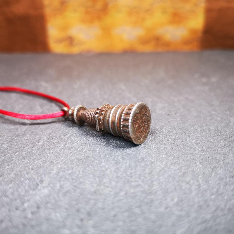This beautiful stupa pendant is hand carved by Tibetan craftsmen from Tibet in 2000's. From Hepo Town, Baiyu County, the birthplace of the famous Tibetan handicrafts. It was made of cold iron,black color,1.38 inches height, a cross vajra seal at the bottom. You can make it into a pendant, or a keychain, or put it in your shrine.