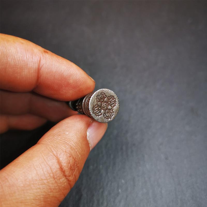 This beautiful stupa pendant is hand carved by Tibetan craftsmen from Tibet in 2000's. From Hepo Town, Baiyu County, the birthplace of the famous Tibetan handicrafts. It was made of cold iron,black color,1.38 inches height, a cross vajra seal at the bottom. You can make it into a pendant, or a keychain, or put it in your shrine.