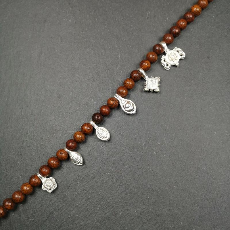 These bum counter clips are handmade by Tibetan craftsmen and come from Hepo Town, Baiyu County, the birthplace of the famous Tibetan handicrafts. Tibetan style counter used on malas/prayer beads to keep count of mantra recitation and accumulation. Recommended size, suitable for 8-15mm mala. The background reference is 8mm lotus seed mala.