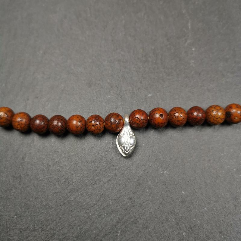 These bum counter clips are handmade by Tibetan craftsmen and come from Hepo Town, Baiyu County, the birthplace of the famous Tibetan handicrafts. Tibetan style counter used on malas/prayer beads to keep count of mantra recitation and accumulation. Recommended size, suitable for 8-15mm mala. The background reference is 8mm lotus seed mala.