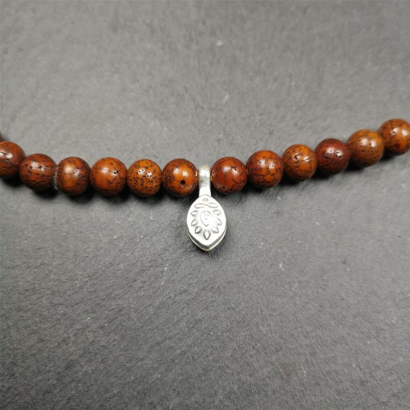 These bum counter clips are handmade by Tibetan craftsmen and come from Hepo Town, Baiyu County, the birthplace of the famous Tibetan handicrafts. Tibetan style counter used on malas/prayer beads to keep count of mantra recitation and accumulation. Recommended size, suitable for 8-15mm mala. The background reference is 8mm lotus seed mala.