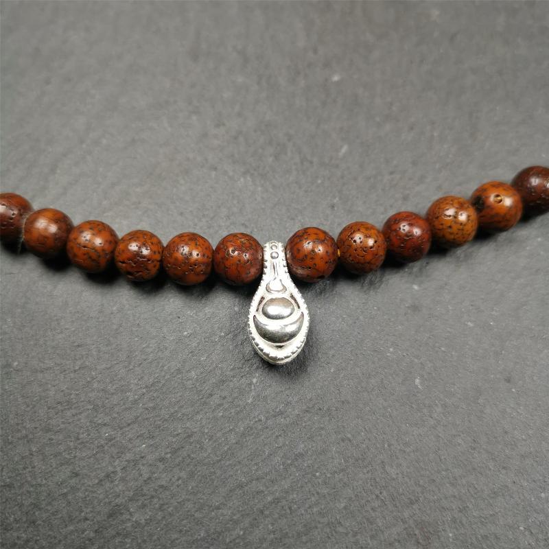 These bum counter clips are handmade by Tibetan craftsmen and come from Hepo Town, Baiyu County, the birthplace of the famous Tibetan handicrafts. Tibetan style counter used on malas/prayer beads to keep count of mantra recitation and accumulation. Recommended size, suitable for 8-15mm mala. The background reference is 8mm lotus seed mala.