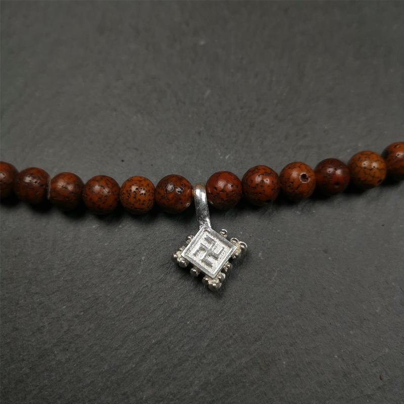 These bum counter clips are handmade by Tibetan craftsmen and come from Hepo Town, Baiyu County, the birthplace of the famous Tibetan handicrafts. Tibetan style counter used on malas/prayer beads to keep count of mantra recitation and accumulation. Recommended size, suitable for 8-15mm mala. The background reference is 8mm lotus seed mala.