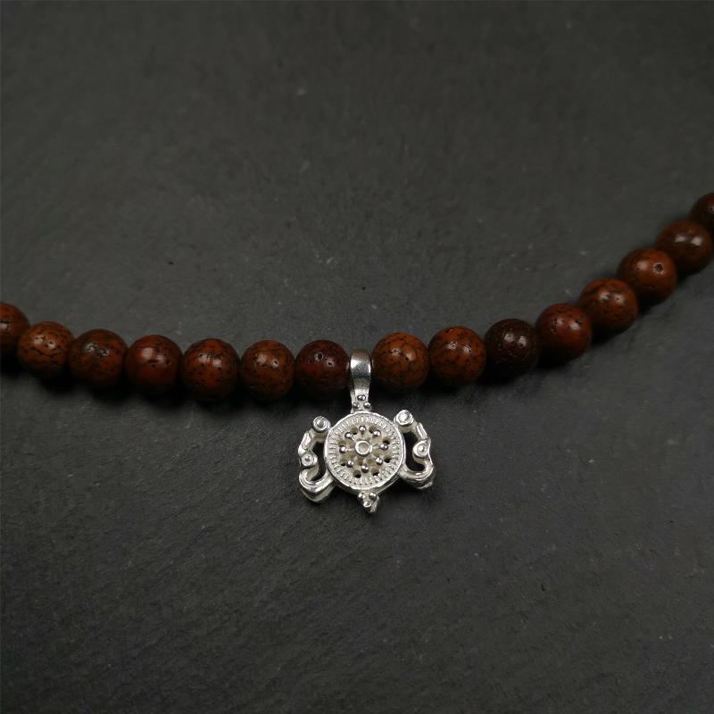 These bum counter clips are handmade by Tibetan craftsmen and come from Hepo Town, Baiyu County, the birthplace of the famous Tibetan handicrafts. Tibetan style counter used on malas/prayer beads to keep count of mantra recitation and accumulation. Recommended size, suitable for 8-15mm mala. The background reference is 8mm lotus seed mala.