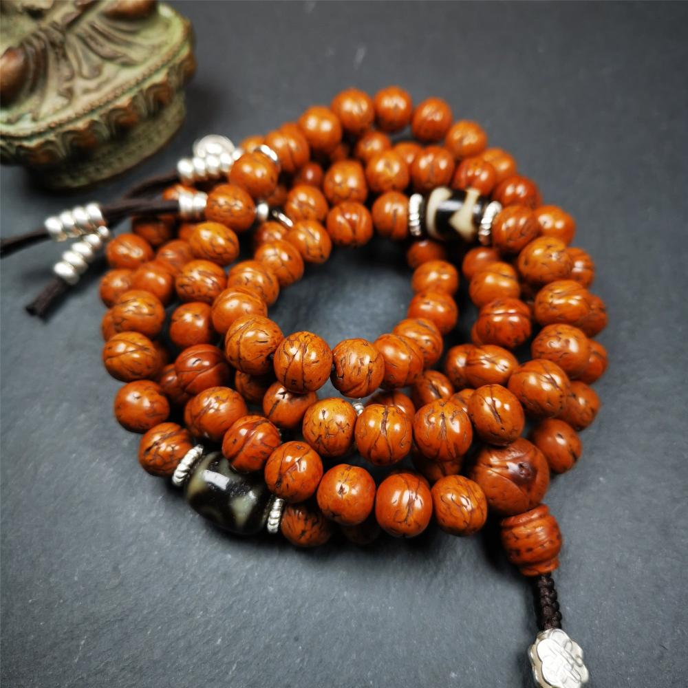This old bodhi seed beads mala was collected from Derge county,hold and blessed by a lama in Gengqing monastery, about 30 years old. It is composed of 108 bodhi seed beads, and is equipped with 3 dzi beads, silver spacer beads, bead counters and maini jewel clip,and finally consists a lucky knot bead on the end, very elegant.