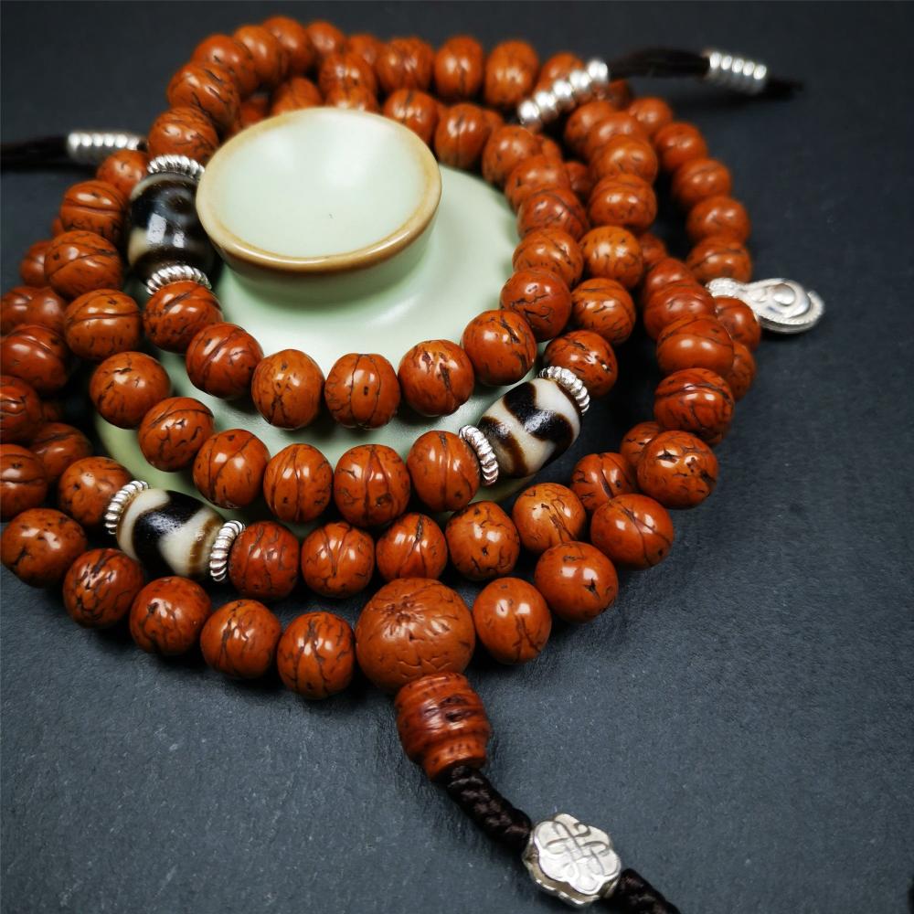 This old bodhi seed beads mala was collected from Derge county,hold and blessed by a lama in Gengqing monastery, about 30 years old. It is composed of 108 bodhi seed beads, and is equipped with 3 dzi beads, silver spacer beads, bead counters and maini jewel clip,and finally consists a lucky knot bead on the end, very elegant.