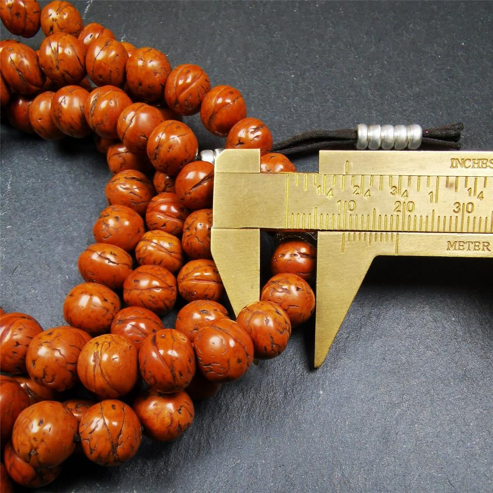 This old bodhi seed beads mala was collected from Derge county,hold and blessed by a lama in Gengqing monastery, about 30 years old. It is composed of 108 bodhi seed beads, and is equipped with 3 dzi beads, silver spacer beads, bead counters and maini jewel clip,and finally consists a lucky knot bead on the end, very elegant.