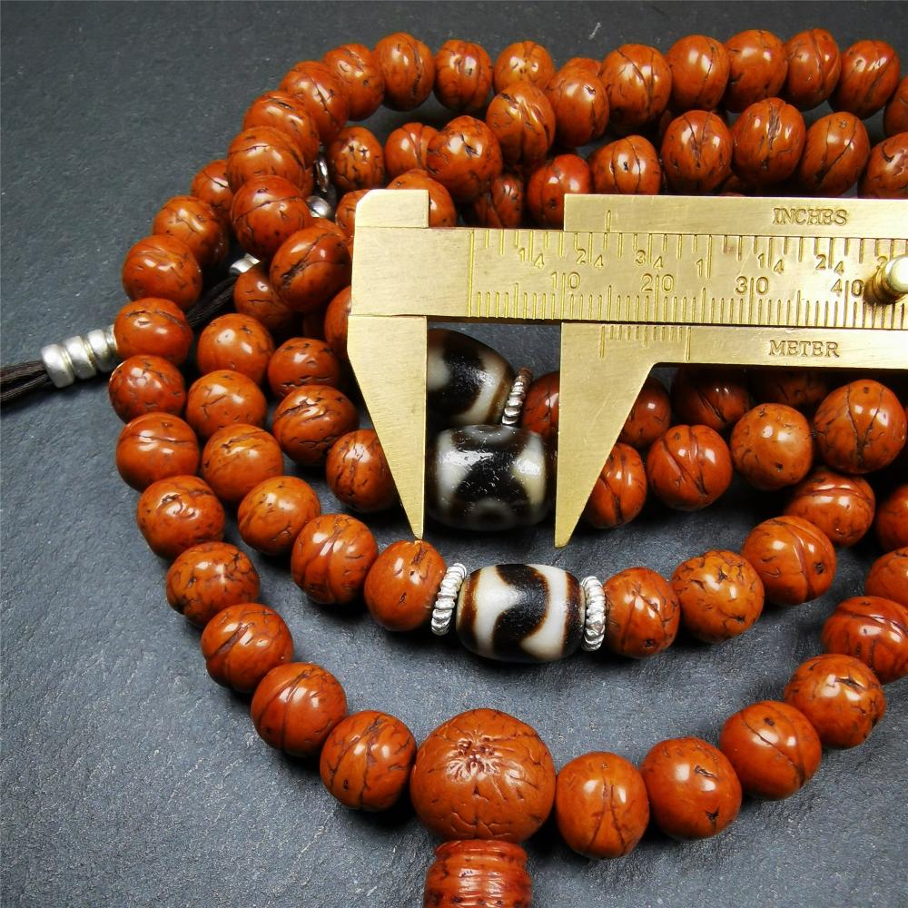 This old bodhi seed beads mala was collected from Derge county,hold and blessed by a lama in Gengqing monastery, about 30 years old. It is composed of 108 bodhi seed beads, and is equipped with 3 dzi beads, silver spacer beads, bead counters and maini jewel clip,and finally consists a lucky knot bead on the end, very elegant.