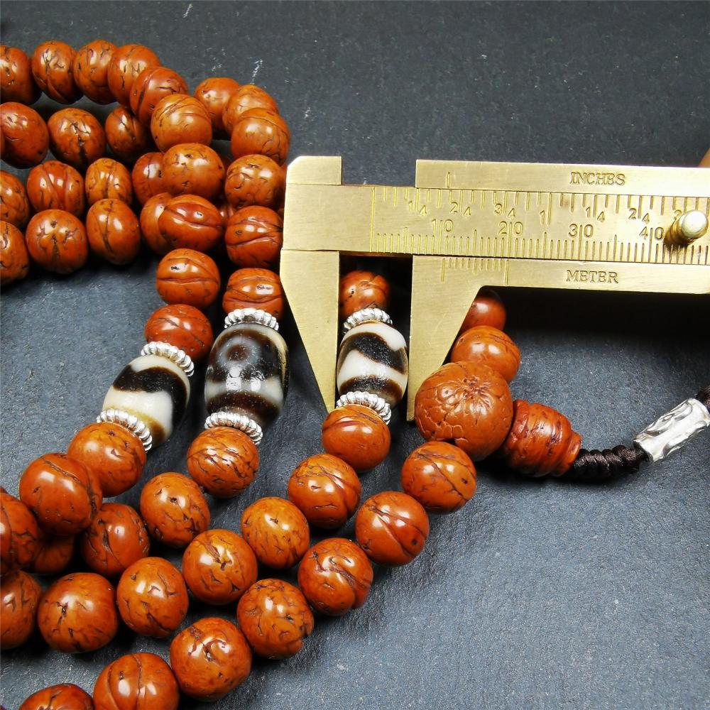 This old bodhi seed beads mala was collected from Derge county,hold and blessed by a lama in Gengqing monastery, about 30 years old. It is composed of 108 bodhi seed beads, and is equipped with 3 dzi beads, silver spacer beads, bead counters and maini jewel clip,and finally consists a lucky knot bead on the end, very elegant.