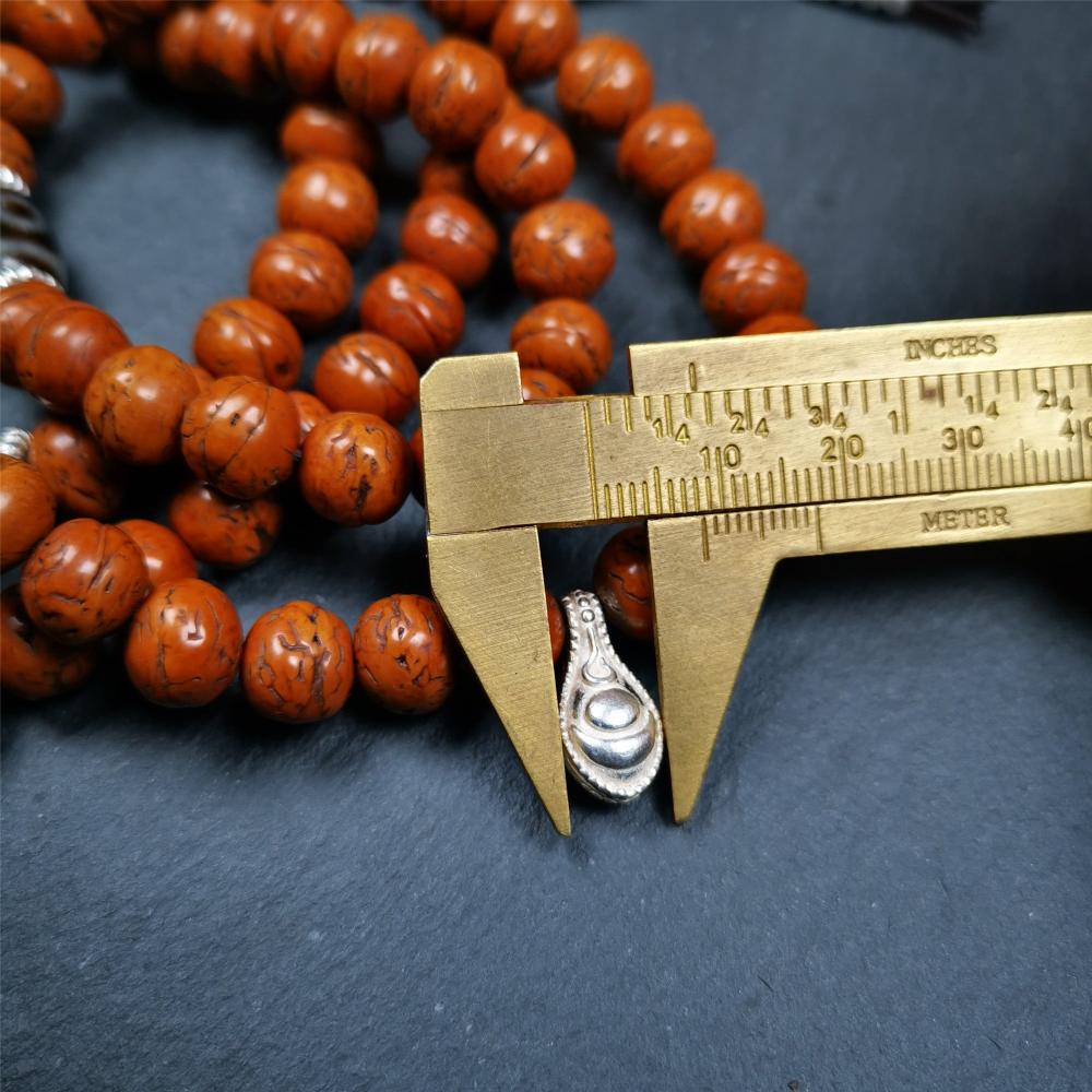 This old bodhi seed beads mala was collected from Derge county,hold and blessed by a lama in Gengqing monastery, about 30 years old. It is composed of 108 bodhi seed beads, and is equipped with 3 dzi beads, silver spacer beads, bead counters and maini jewel clip,and finally consists a lucky knot bead on the end, very elegant.