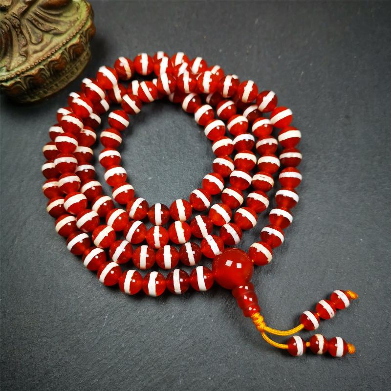This Red Agate Medicine Buddha Bhaisajyaguru Beads Mala was handmade from tibetan crafts man in Gerze County. It's composed of 108 pcs 8.5mm red agate beads,the pattern represents Medicine Buddha Bhaisajyaguru.