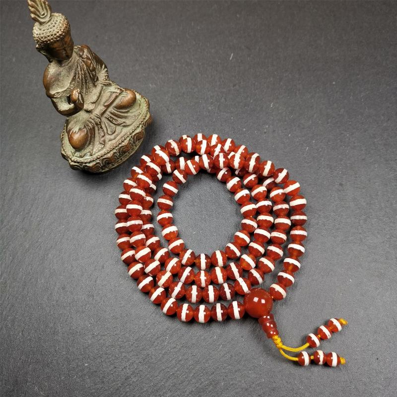 This Red Agate Medicine Buddha Bhaisajyaguru Beads Mala was handmade from tibetan crafts man in Gerze County. It's composed of 108 pcs 8.5mm red agate beads,the pattern represents Medicine Buddha Bhaisajyaguru.
