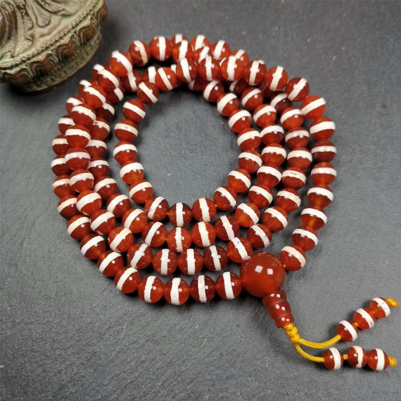 This Red Agate Medicine Buddha Bhaisajyaguru Beads Mala was handmade from tibetan crafts man in Gerze County. It's composed of 108 pcs 8.5mm red agate beads,the pattern represents Medicine Buddha Bhaisajyaguru.