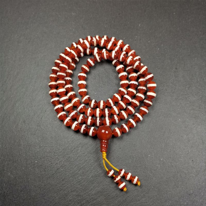 This Red Agate Medicine Buddha Bhaisajyaguru Beads Mala was handmade from tibetan crafts man in Gerze County. It's composed of 108 pcs 8.5mm red agate beads,the pattern represents Medicine Buddha Bhaisajyaguru.
