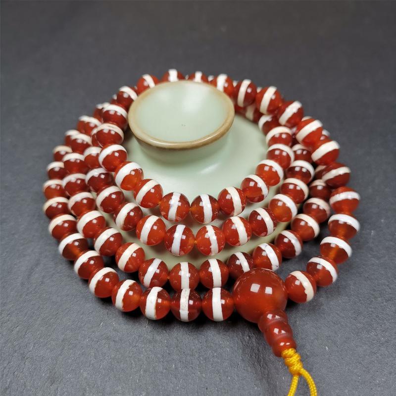 This Red Agate Medicine Buddha Bhaisajyaguru Beads Mala was handmade from tibetan crafts man in Gerze County. It's composed of 108 pcs 8.5mm red agate beads,the pattern represents Medicine Buddha Bhaisajyaguru.