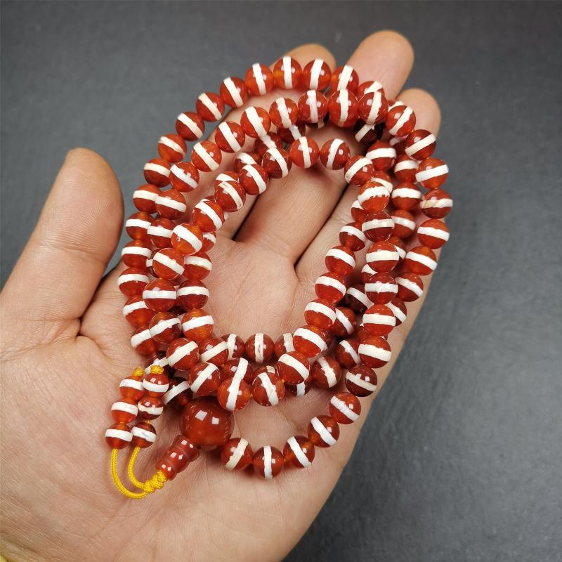 This Red Agate Medicine Buddha Bhaisajyaguru Beads Mala was handmade from tibetan crafts man in Gerze County. It's composed of 108 pcs 8.5mm red agate beads,the pattern represents Medicine Buddha Bhaisajyaguru.