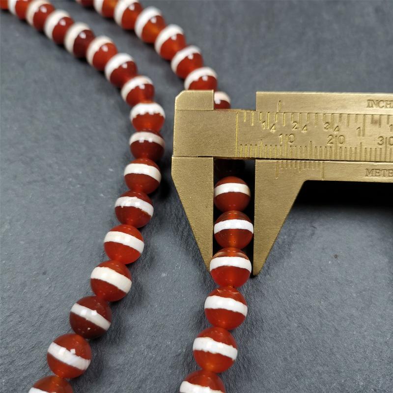 This Red Agate Medicine Buddha Bhaisajyaguru Beads Mala was handmade from tibetan crafts man in Gerze County. It's composed of 108 pcs 8.5mm red agate beads,the pattern represents Medicine Buddha Bhaisajyaguru.
