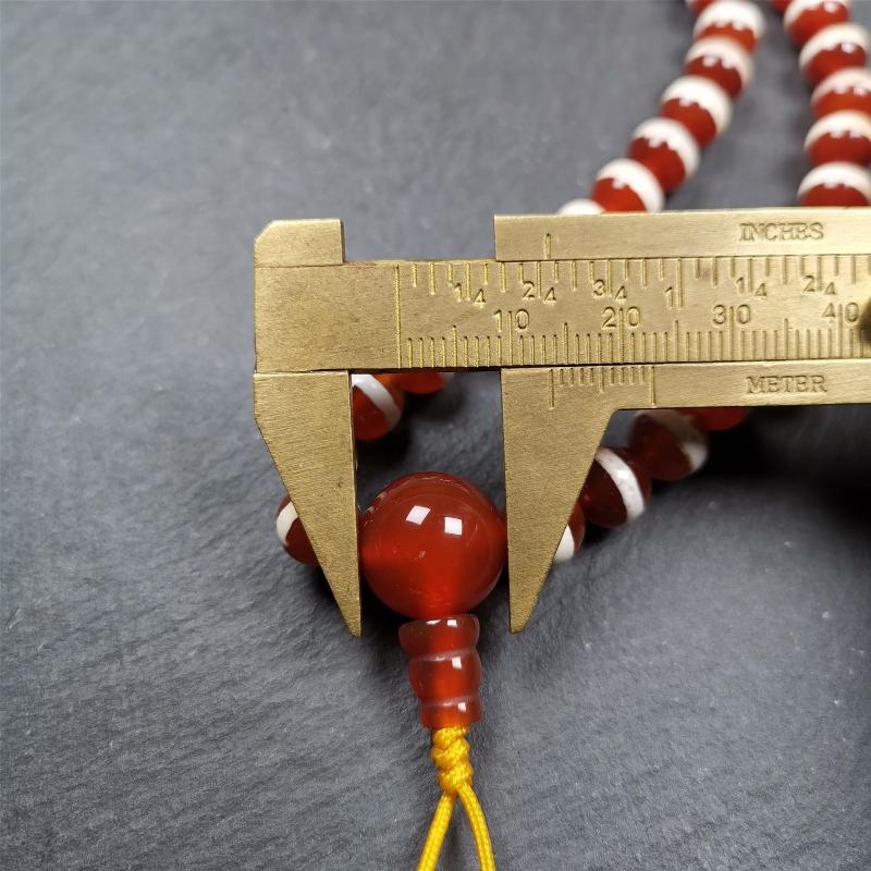 This Red Agate Medicine Buddha Bhaisajyaguru Beads Mala was handmade from tibetan crafts man in Gerze County. It's composed of 108 pcs 8.5mm red agate beads,the pattern represents Medicine Buddha Bhaisajyaguru.