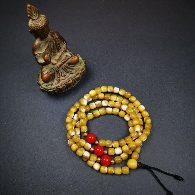 This old fish bone beads mala was handmade from tibetan crafts man in Baiyu County,about 20 years old. It's composed of 108 pcs 6.5mm fish bone beads,then add some agate beads,and a fish bone guru bead on it.