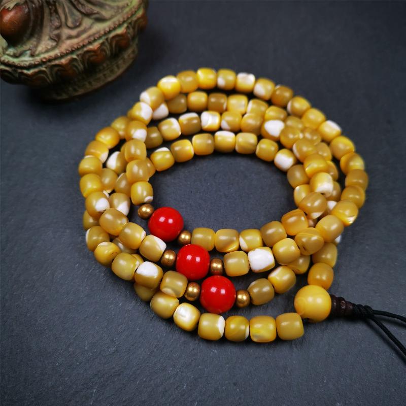 This old fish bone beads mala was handmade from tibetan crafts man in Baiyu County,about 20 years old. It's composed of 108 pcs 6.5mm fish bone beads,then add some agate beads,and a fish bone guru bead on it.