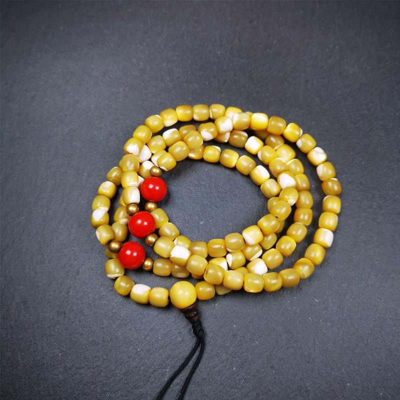 This old fish bone beads mala was handmade from tibetan crafts man in Baiyu County,about 20 years old. It's composed of 108 pcs 6.5mm fish bone beads,then add some agate beads,and a fish bone guru bead on it.